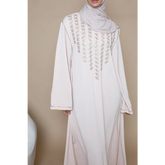 Beige geborduurde abaya met hijab van het product Kaftan Inaya (Ummi)